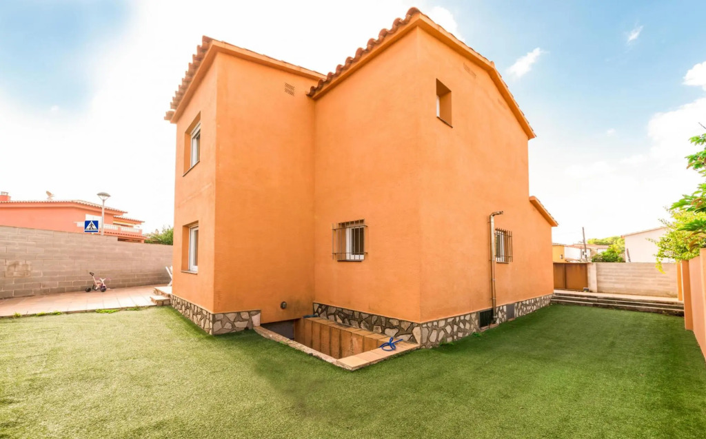 Gemma in L'Escala with 4 bedrooms and 3 bathrooms