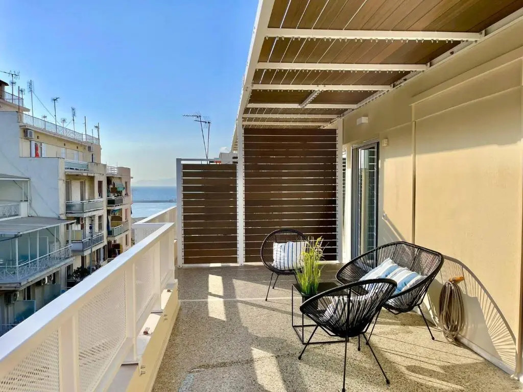 "new Retropolitan Club - Luxstay apt With Terrace In Patras"