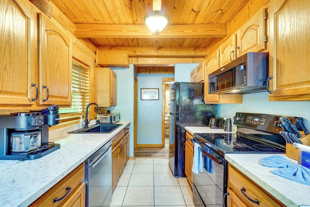 Cozy Family Cabin w/ Hot Tub ~ 4 Mi to Dollywood!