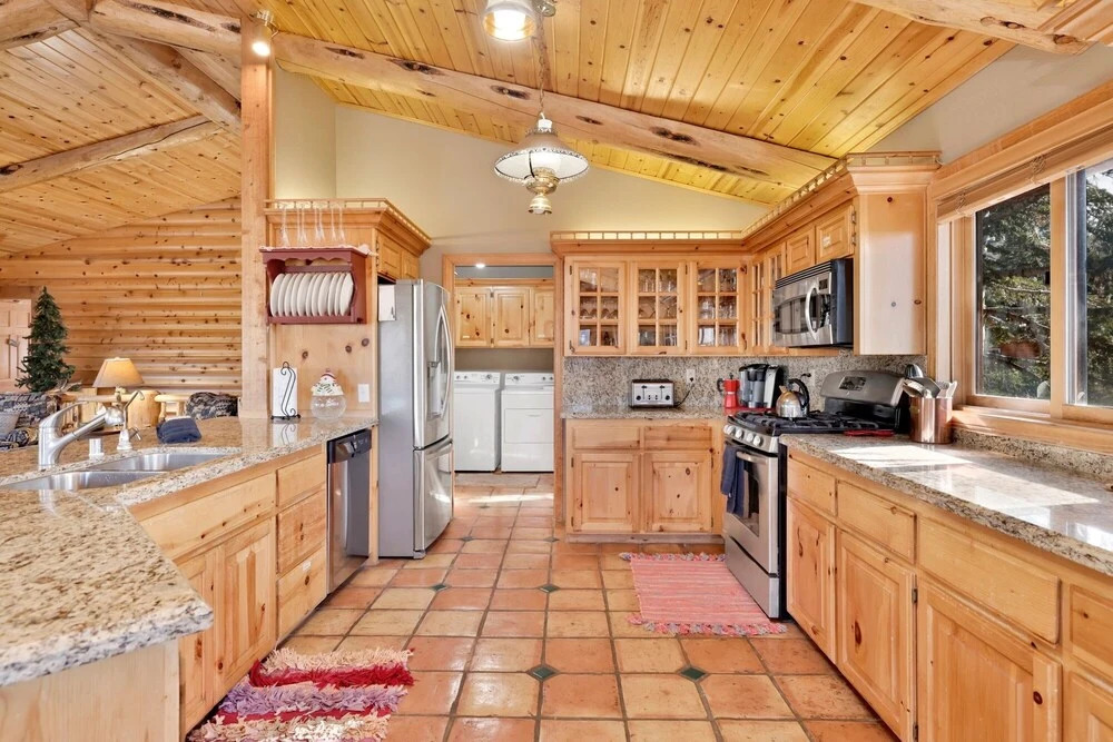 2071 - Hillside Haven 4 Bedroom Home by Redawning