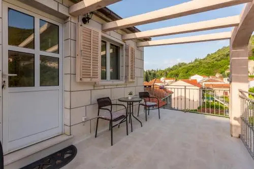 Divna Apartments and Rooms