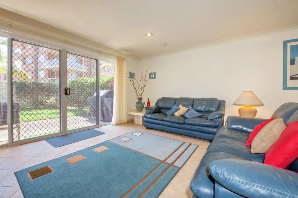 Kristie Court 2, 7 Weatherly Cl close to the beach with WiFi