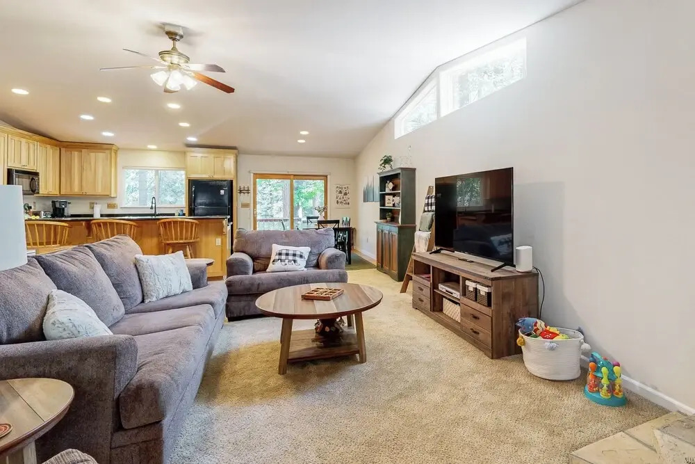 Cozy Cabin w/ Jetted Tub & Dog-friendly