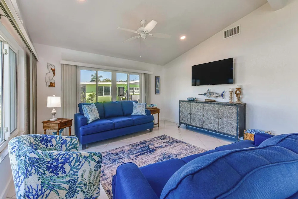 2 Mi to Englewood Beach! Home w/ Private Dock