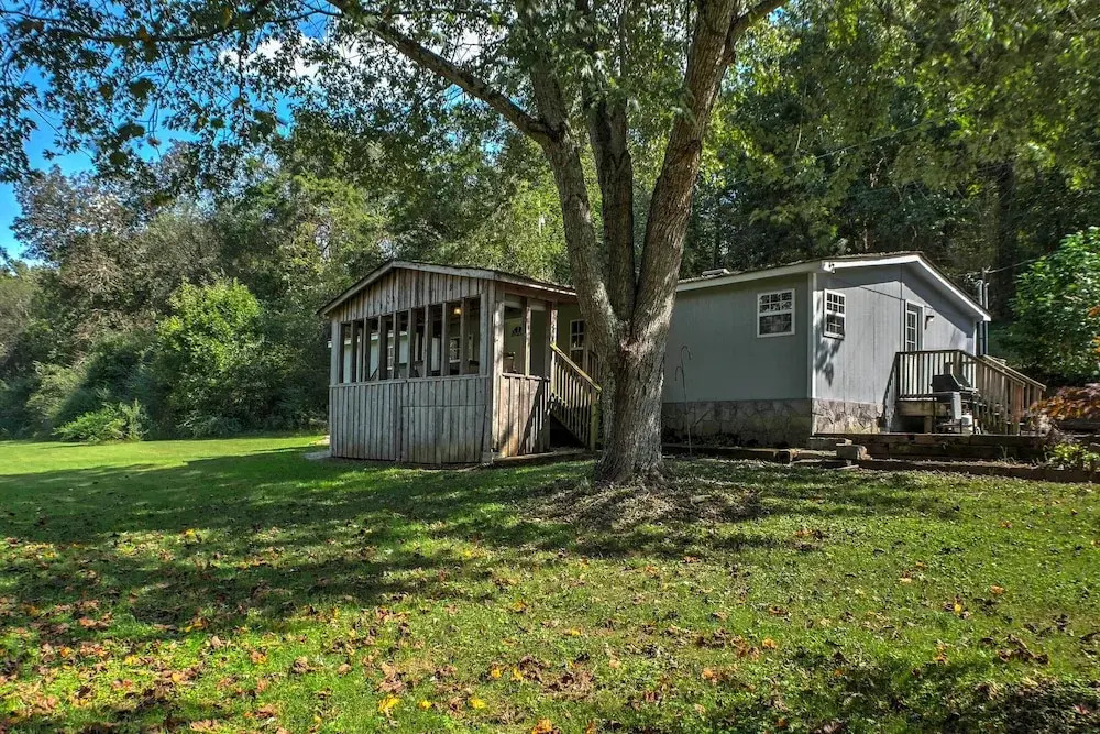 Ooltewah Cabin w/ Grill, Pool Table & Porch!