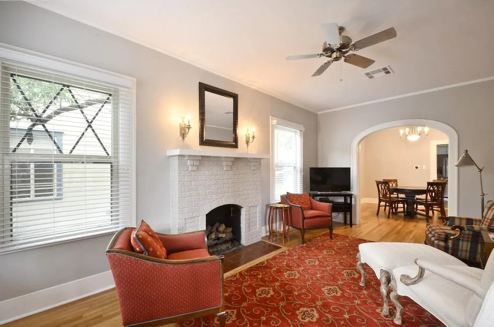 3BR 1.75BA Stylish Hyde Park House by RedAwning