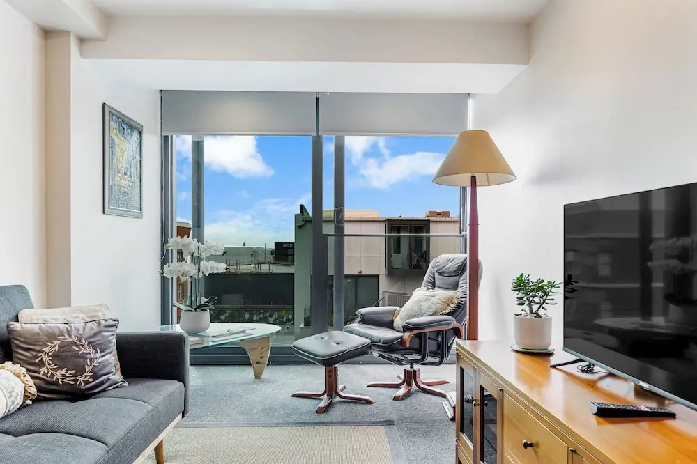 Zodiak Stays: Cozy CBD 2BR Near Top Dining Spots