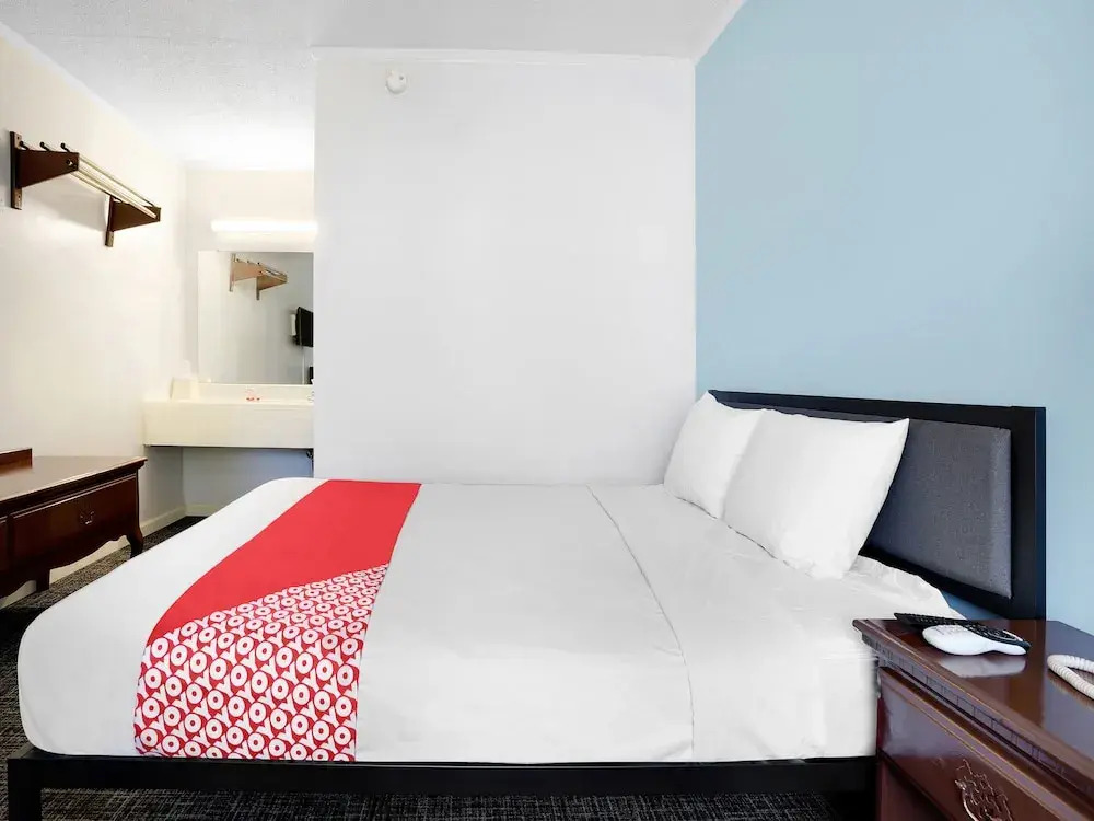 OYO Hotel Calhoun GA I-75 & US-41 Hwy