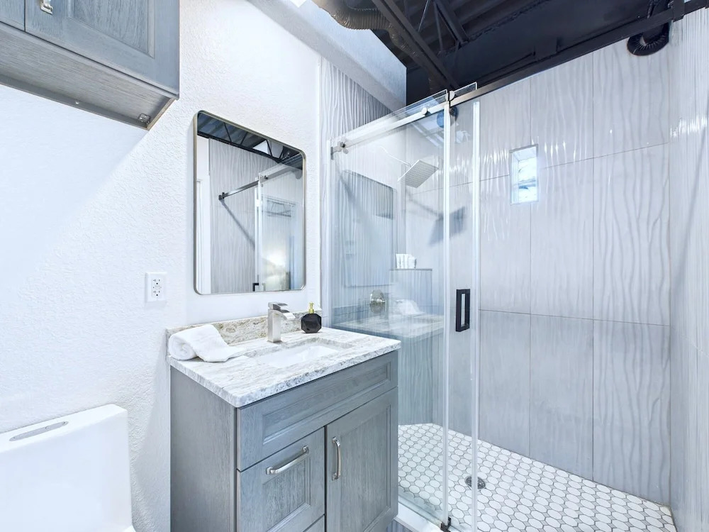 Stylish Loft Minutes From Beach Port - Unit 204