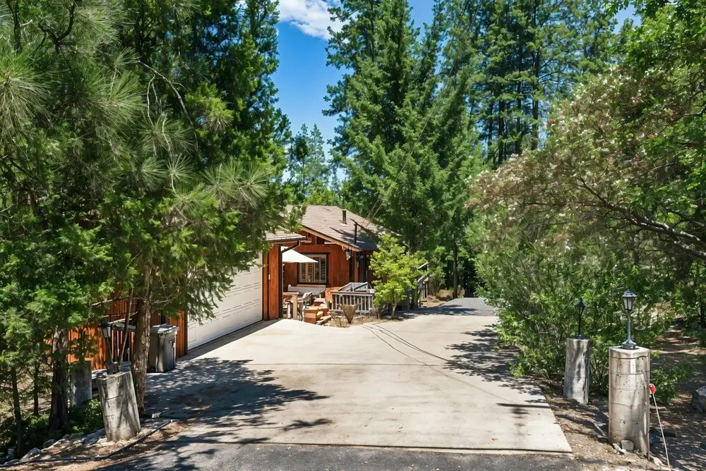 The Hideout - Pet Friendly - The Perfect Spot for a Relaxing Yosemite Vacation by Yosemite Region Resorts