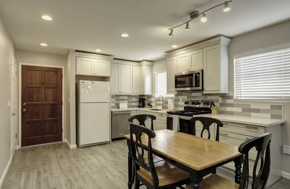 220 #7 Ocean View Ave 2 Bedroom Condo by Redawning