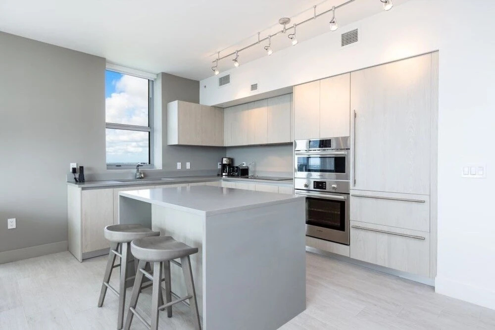 Hyde Beach House Luxury -resort 3 Bedroom Condo by RedAwning