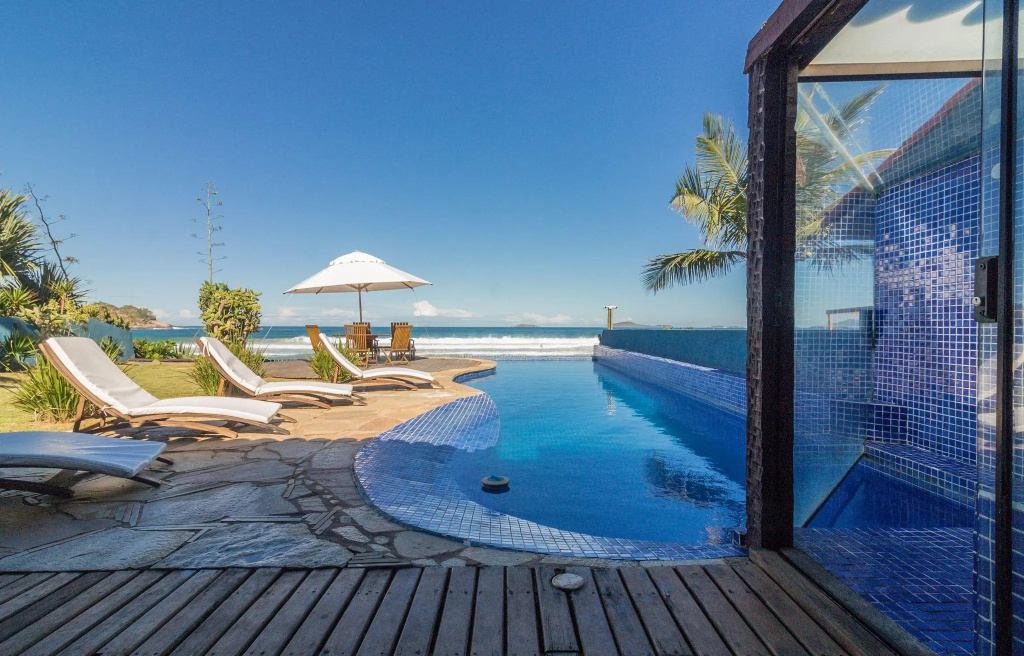 Incrível Mansão Pé na Areia de Geribá com Cinco Suítes Por Luxury Rentals