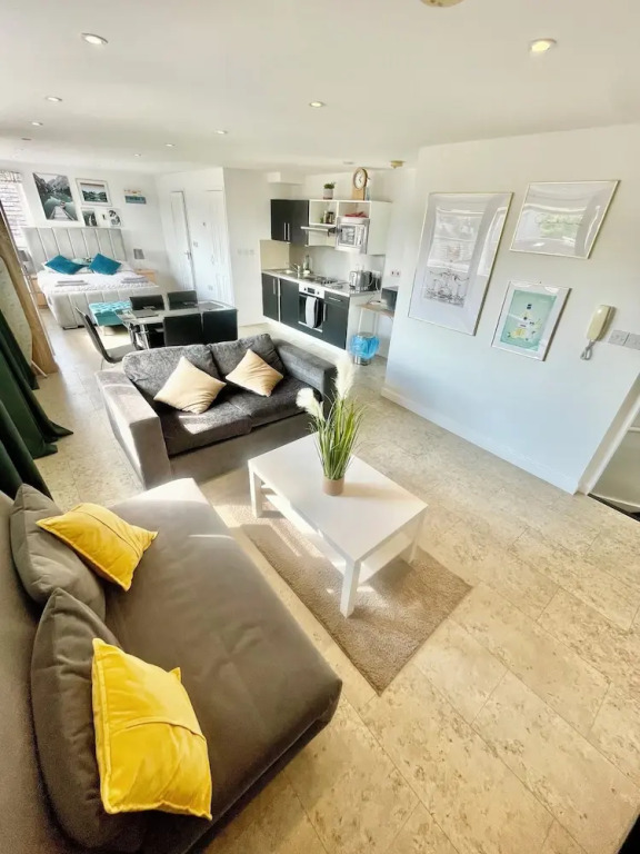 Central Cambridge Apartments by Tas