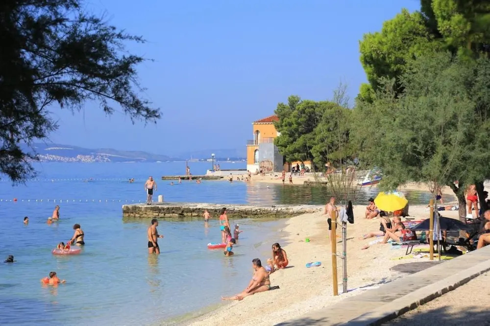 Apt Sara - Classy 100 m2 w Balcony, 2 min to Beach