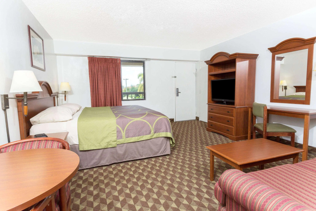 Super 8 by Wyndham Riviera Beach West Palm Beach