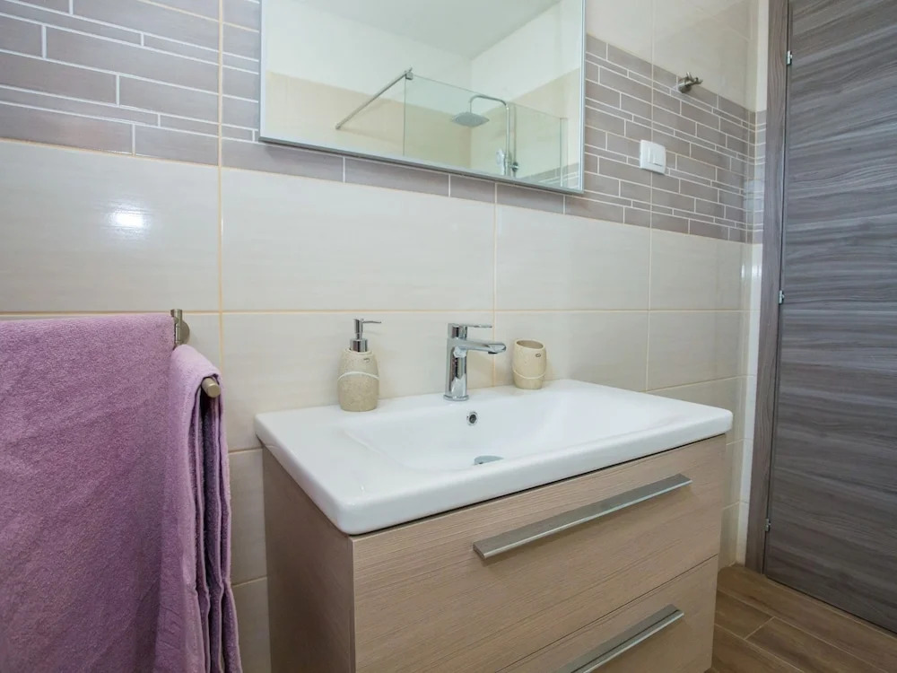 Villa With Large Garden and Pool, Ideal for 8 People, Only 10 Minutes Pula
