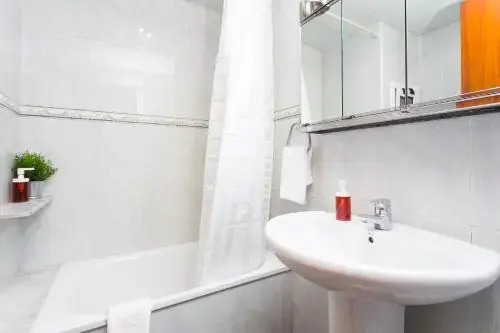 Spacious Apartment Fira Bcn & Camp Nou