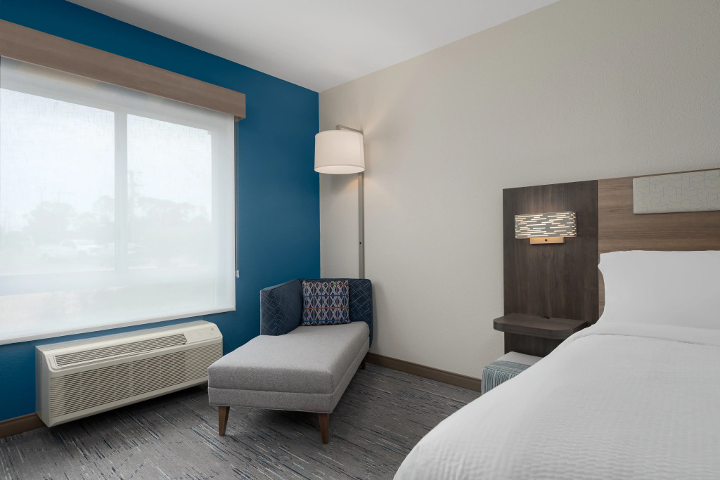Holiday Inn Express & Suites Alexandria by IHG