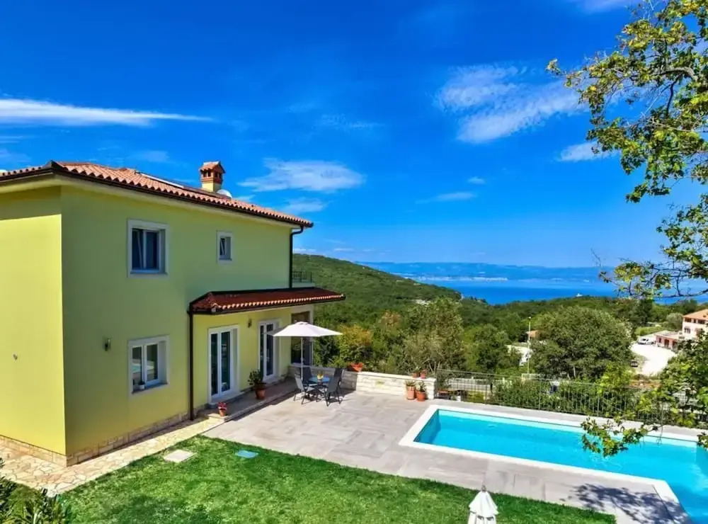 Wonderful Brsec Apartments with Sea View and Shared Pool