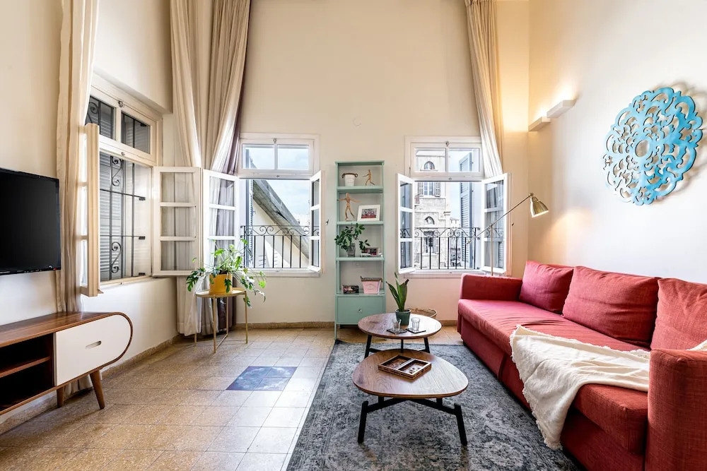 Pink & Blondie ApartHotel - by Loginn