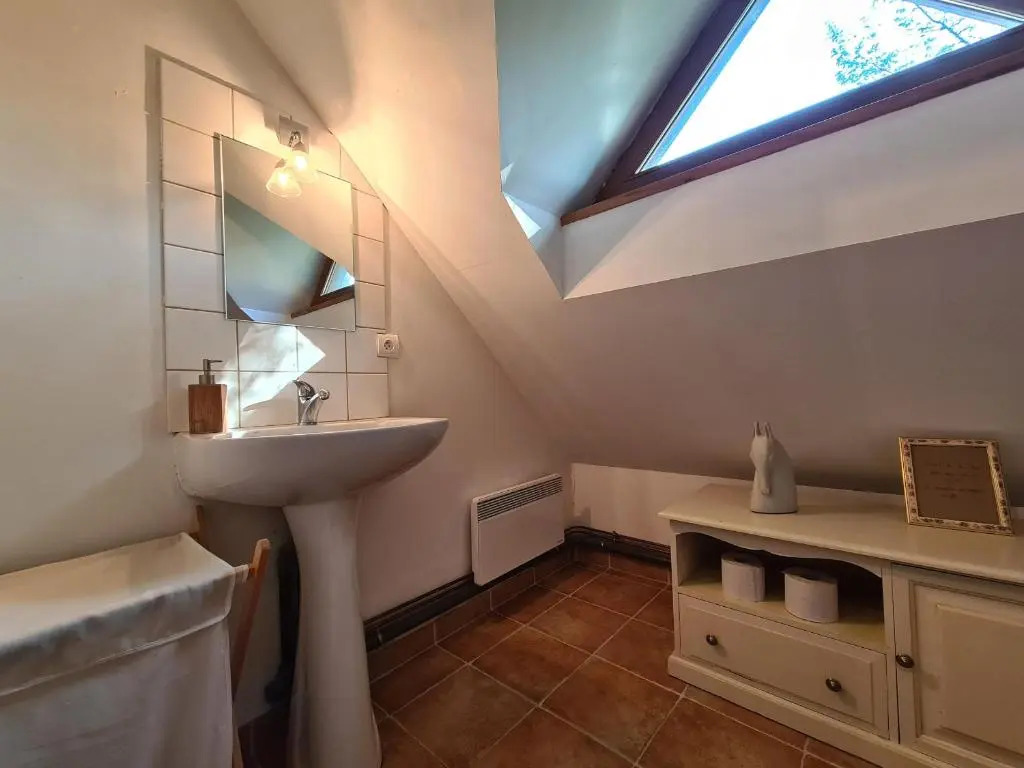 Ancien moulin avec piscine, terrasse, jardin privatif et petite île - près des étangs de la Brenne - FR-1-591-159