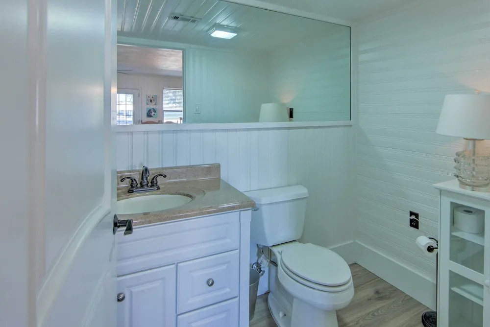 Stunning Lakefront Home: Hot Tub & Game Room!