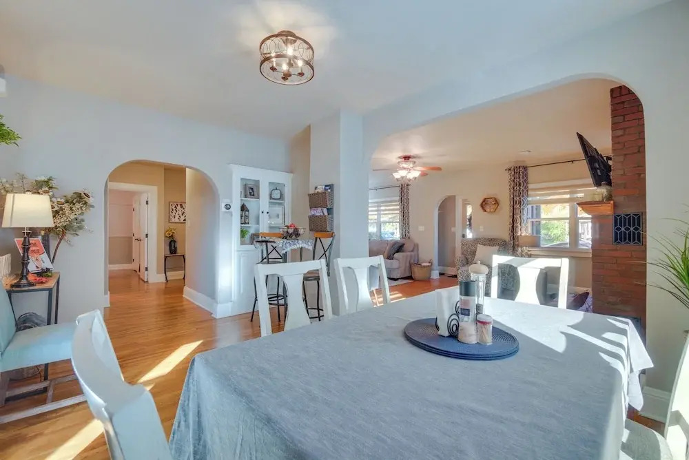 Charming Getaway, Walk to Windsor Lake & Downtown!