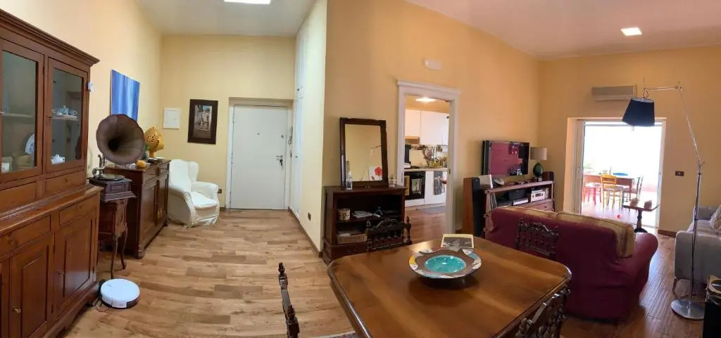 Camere con bagno privato in appartamento condiviso con host