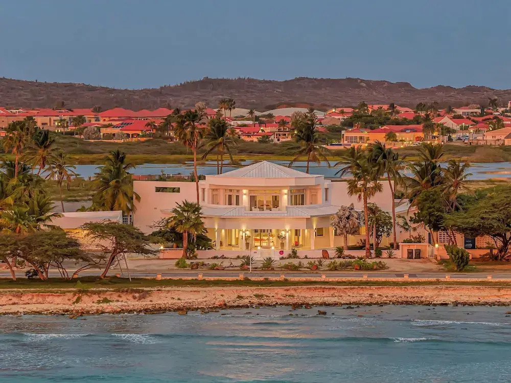 Ocean Front 7-bedroom 7-bath Sunset Views Malmok!