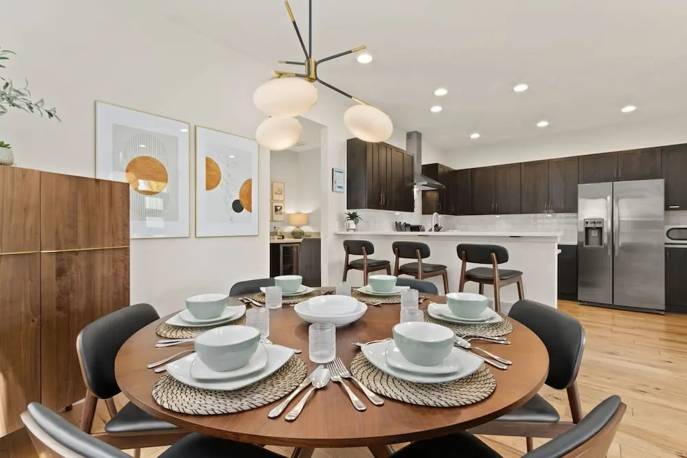 Contemporary Gem - Rooftop Deck & Private Hot Tub!