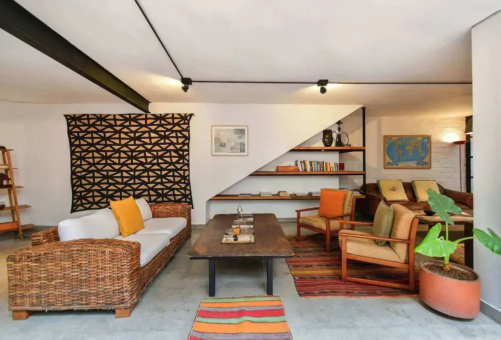 w Bright Colonial 5BR House With Balcony
