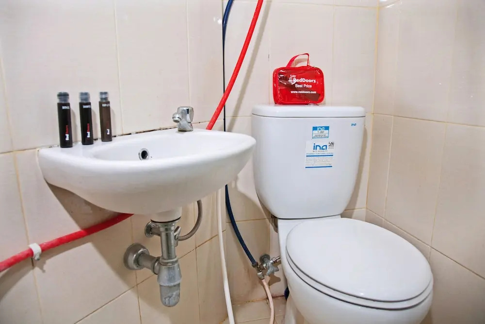RedDoorz Apartment near Golden City Mall