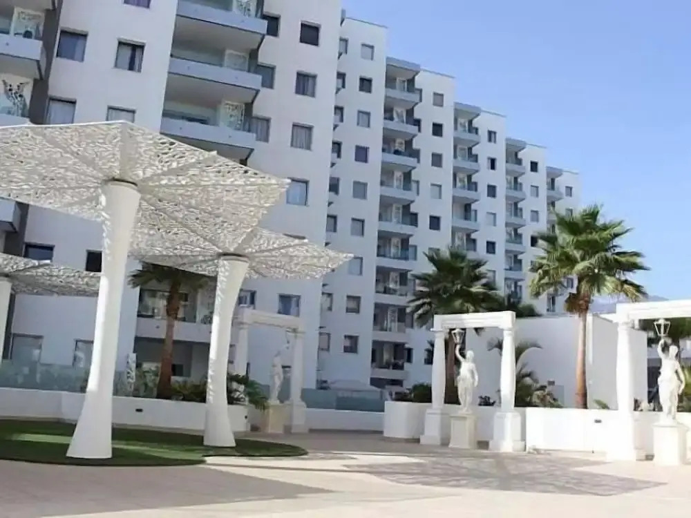 Ocean Garden 2BR Apartment Heated Pool Parking