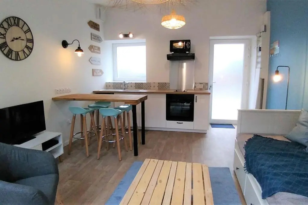 Superbe Maison 4 personnes entre le port et le centre, COUR PRIVATIVE, WiFi & Netflix gratuits