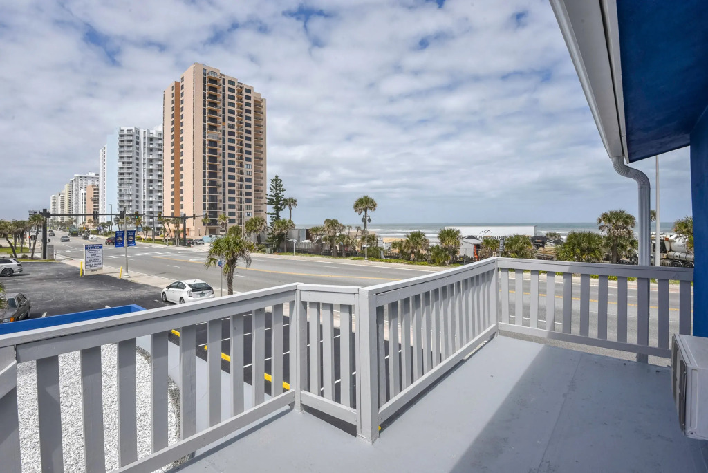 Cozy Studio Suite Near Beach w Kitchenette #5