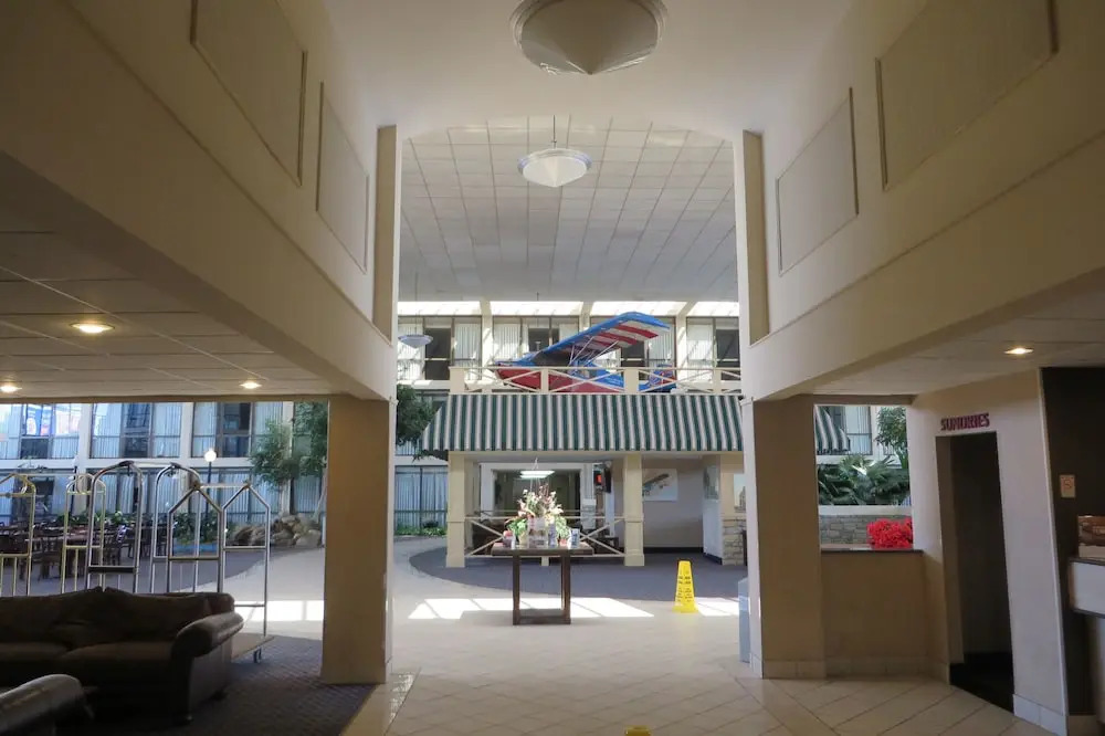 Holiday Inn Hotel And Suites