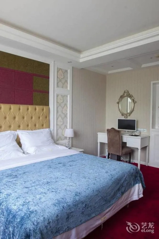 Roman Holiday Hotel (Wuhan Xibei Lake)