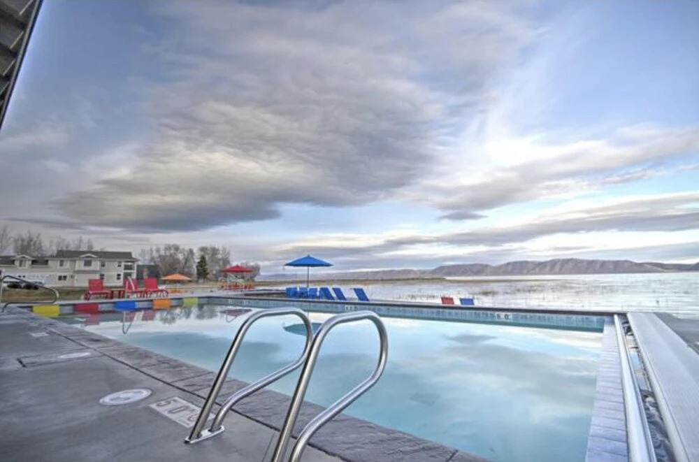 Beautiful Modern Lakefront Home - Private Beach Access, Clubhouse, Pool, & Hot Tub