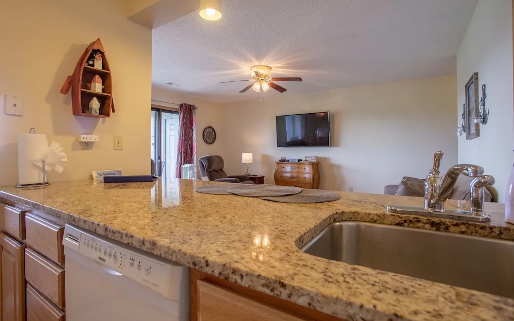 Lakeview Oasis 2 Bedrooms 2 Bathrooms Condo