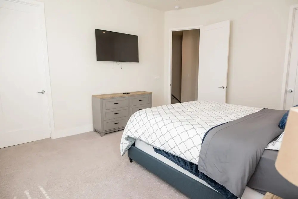 Modern 3 Bed Smarthome in Heart of Tampa