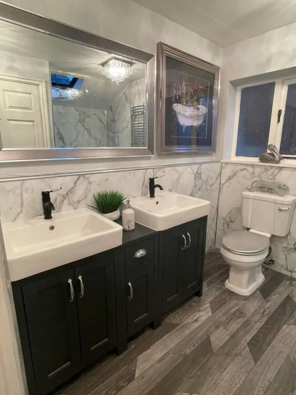 5 Bed House - Sleeps 12 - Pets - Parking