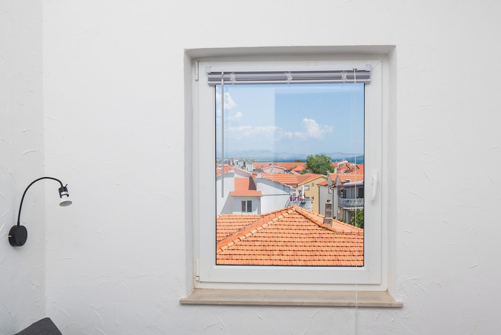 Apartments and Rooms Mladen