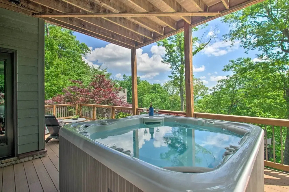 Grand Chalet w/ Hot Tub - Near Wintergreen Resort