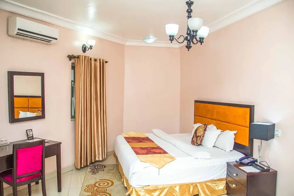 Royal Crest Hotel & Suites