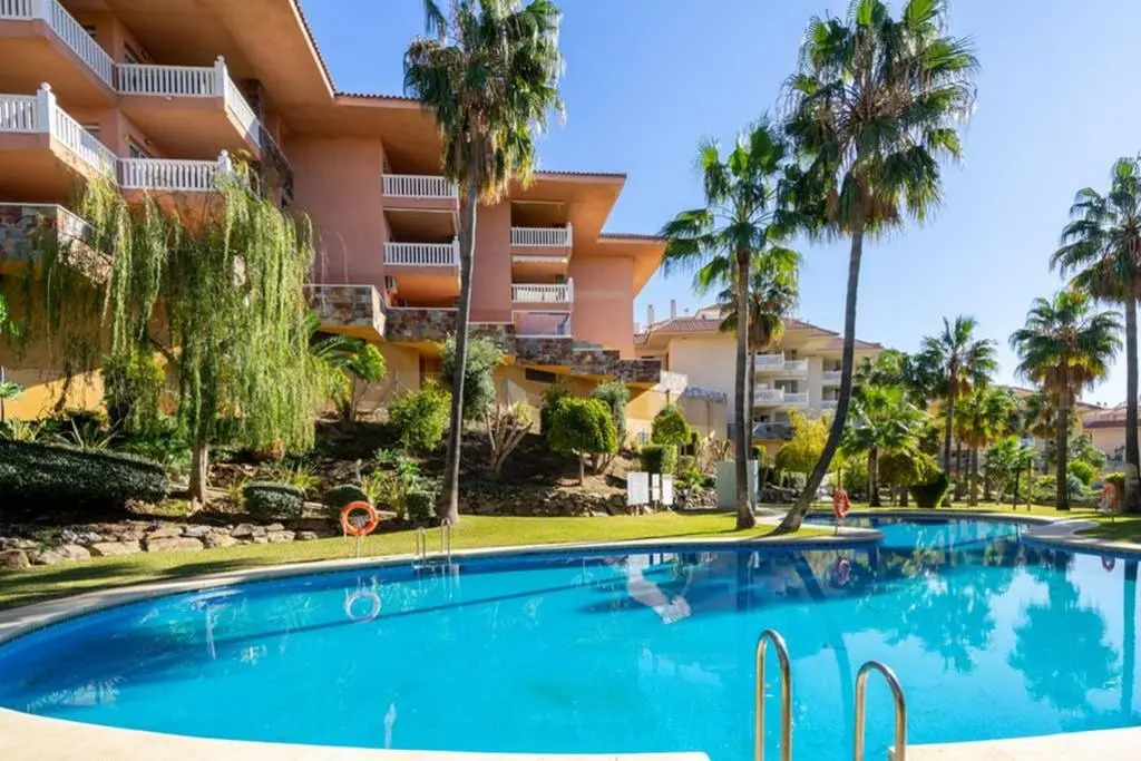 Lovely Flat with Open Pool in El Higueron Ref 106