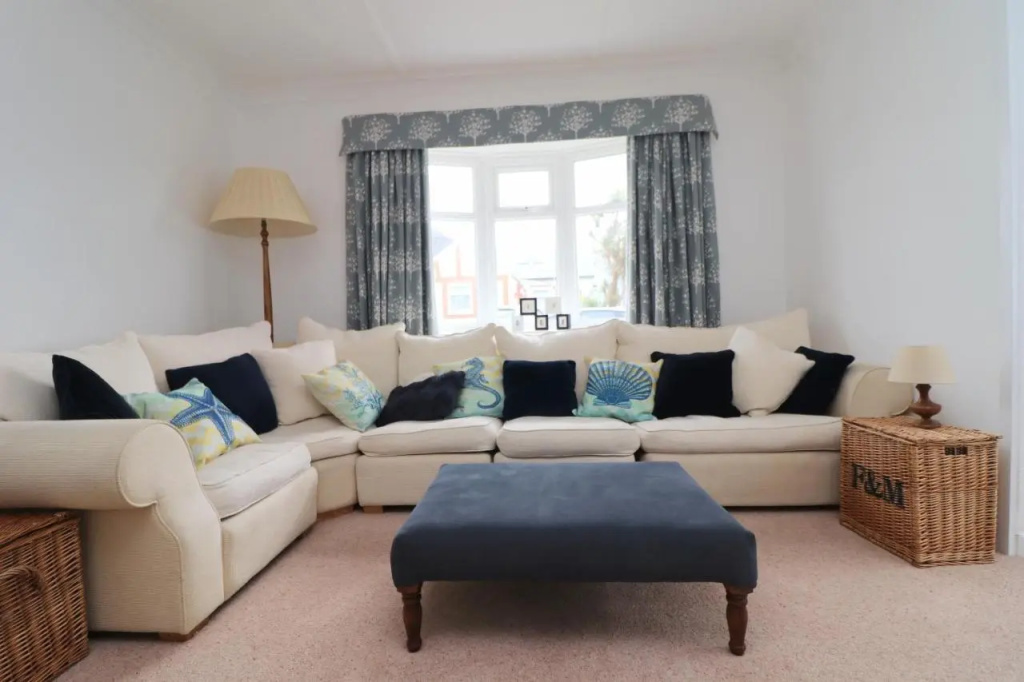 Spacious & modern beach house, 100m to beach