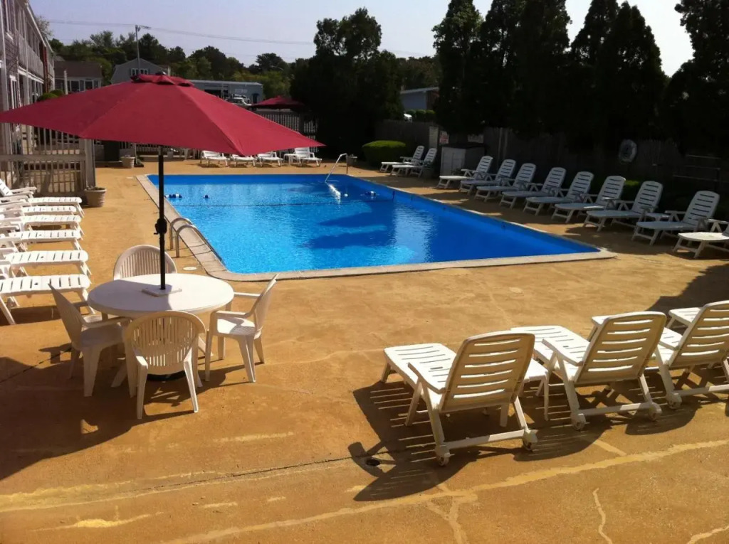 Holiday Hill Inn & Suites