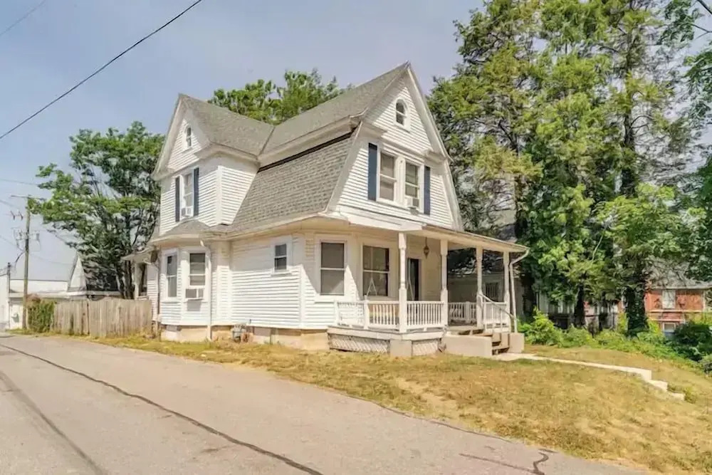 The Carew House Sleeps 10 Fenced 4BR Full Kitchen Steps2 YCP