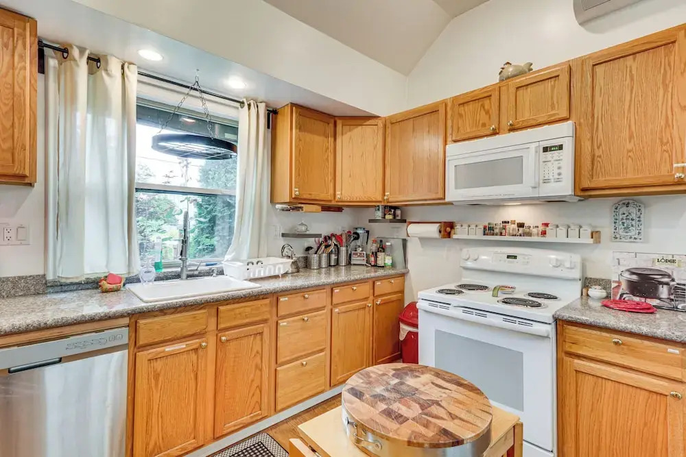 7 Mi to Dtwn Portland: Quiet Yet Central Home